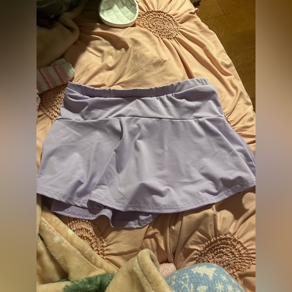 COPY - Varsity tennis skirt! size medium can fit a small too! worn maybe 3 time…